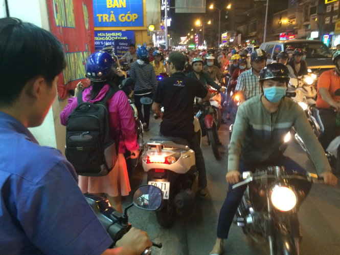 Nhiều người trẻ đi xe máy không đội mũ bảo hiểm, đi ngược chiều và leo vỉa hè trên đường Phan Đăng Lưu, quận Phú Nhuận, TP.HCM - Ảnh: CHÂU ANH