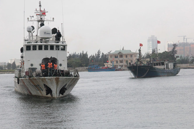 Bộ tư lệnh Cảnh sát biển 2 lai dắt tàu cá bị nạn QB 91609 cùng 9 ngư dân vào bờ - Ảnh: TRƯỜNG TRUNG.