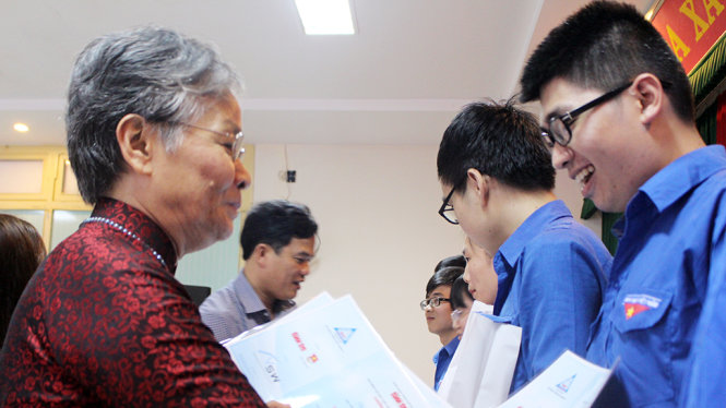 Bà Nguyễn Thị Minh Phượng - đại diện Uy ban tương trợ người Việt tại Đức - trao học bống cho sinh viên - Ảnh: Xuân Đào