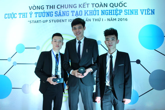 Dương Quang Đạt (giữa) cùng nhóm bạn mang đến sản phẩm giải pháp giám sát chất lượng nguồn nước tại vòng chung kết cuộc thi “Start-up Student Ideas” - Ảnh: HÀ THANH