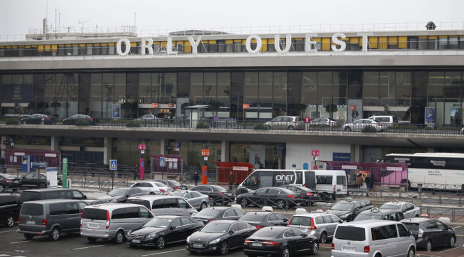 Khung cảnh ở sảnh phía tây của sân bay Orly - Ảnh: Reuters