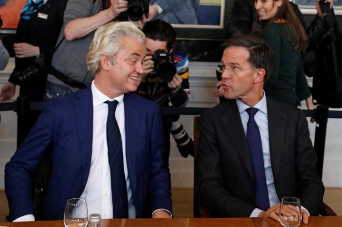 Ông Wilders (trái) bên cạnh Thủ tướng Hà Lan Mark Rutte - Ảnh: REUTERS