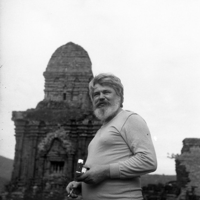 Kazik bên tháp Chăm ở Mỹ Sơn những năm 1980.