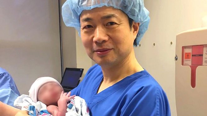 Bác sĩ John Zhang bế em bé được cho là em bé đầu tiên trên thế giới được sinh ra từ ADN của 3 người do nhóm bác sĩ Mỹ thực hiện tại một bệnh viện ở Mexico - Ảnh: FoxNews