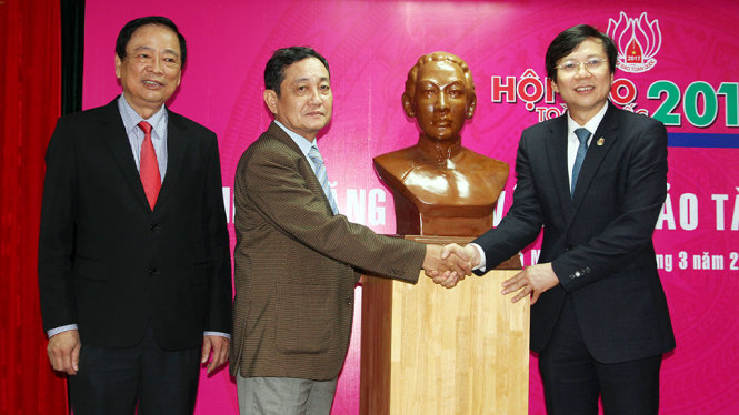 Nhà báo Nguyễn Bé hiến tặng bức tượng nữ chủ báo đầu tiên của Báo chí Việt Nam - Sương Nguyệt Anh cho Bảo tàng báo chí VN