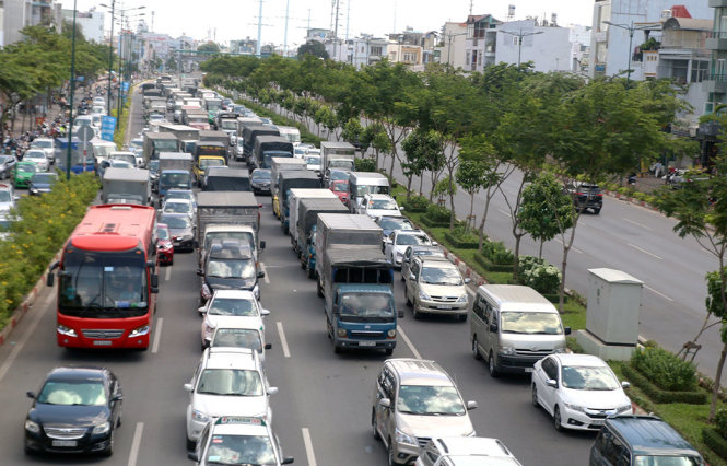 Làn xe ôtô trên đường Phạm Văn Đồng bị ùn ứ kéo dài từ giao lộ với đường Lê Quang Định đến công viên Gia Định