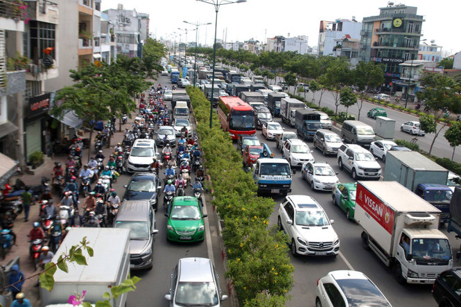 Việc ùn ứ xảy ra hơn 1 giờ do ảnh hưởng của việc thi công cầu vượt nút giao thông vòn xoay Nguyễn Kiệm – Nguyễn Thái Sơn