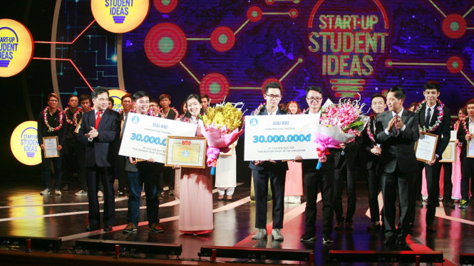 Hai nhóm sinh viên với ý tưởng Bùn vi sinh và Tungtung.vn giành giải nhì - Ảnh: NAM TRẦN