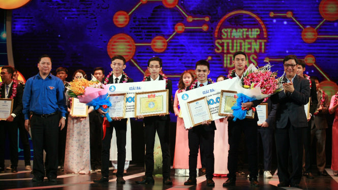 Hai nhóm sinh viên đạt giải ba cuộc thi - Ảnh: NAM TRẦN