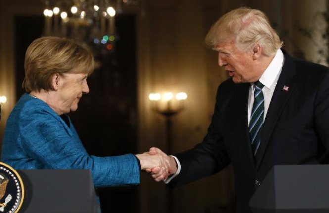Thủ tướng Đức Merkel và tổng thống Mỹ Trump bắt tay nhau khi kết thúc buổi họp báo chung của họ tại Phòng phía đông của Nhà Trắng ở Washington ngày 17-3 - Ảnh: Reuters