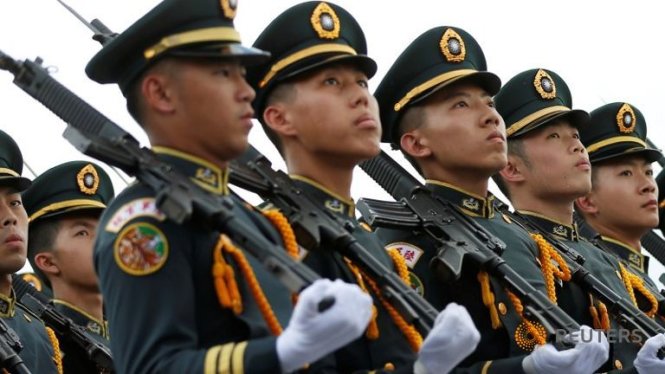 Học viên tham dự buổi diễu hành kỷ niệm 92 năm thành lập Học viện Quân sự Hoàng Phố ở Cao Hùng, Đài Loan - Ảnh: Reuters