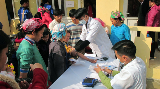 Các y bác sĩ thuộc Hội thầy thuốc trẻ tỉnh Lào Cai khám bệnh cho người dân tại xã Nậm Chảy - Ảnh: Đức Bình