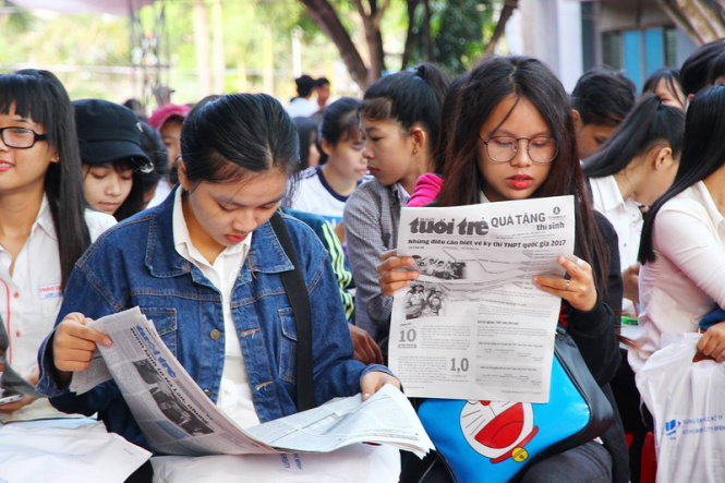 Phụ trương tuyển sinh của báo Tuổi Trẻ với nhiều thông tin được học sinh quan tâm tại chương trình tư vấn tuyển sinh hướng nghiệp sáng 18-3 - Ảnh: Chí Quốc