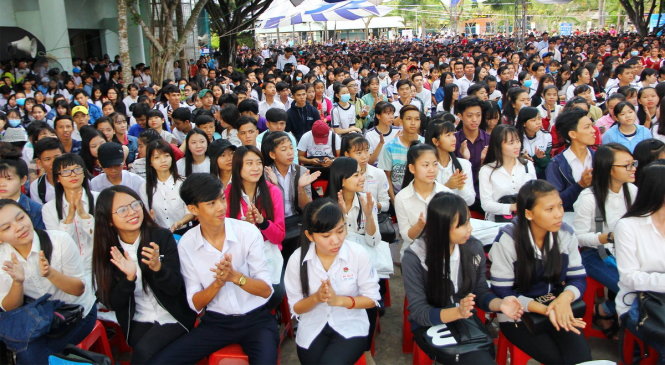 Hàng ngàn học sinh ngồi chật kín khuôn viên trường đại học Đồng Tháp để nghe tư vấn - Ảnh: Chí Quốc