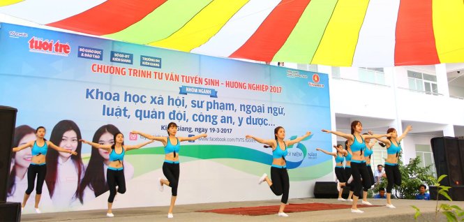 Tiết mục nhảy aerobic của sinh viên đại học Kiên Giang mở màn chương trình tư vấn tuyển sinh sáng 19-3 tại Kiên Giang - Ảnh: Chí Quốc