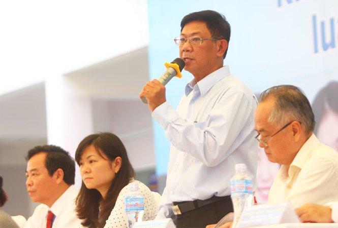 TS Nguyễn Đức Nghĩa, phó giám đốc Đại học quốc gia TP.HCM, đang cung cấp những thông tin chung về tuyển sinh năm 2017 cho học sinh - Ảnh: Chí Quốc