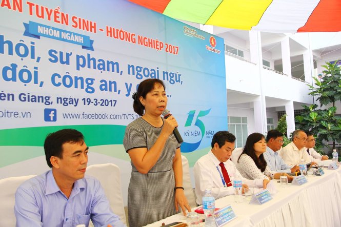 TS Lê Thị Thanh Mai, trưởng Ban công tác sinh viên Đại học quốc gia TP.HCM hướng dẫn các em học sinh về chọn lựa các ngành nghề cho tương lai - Ảnh: Chí Quốc