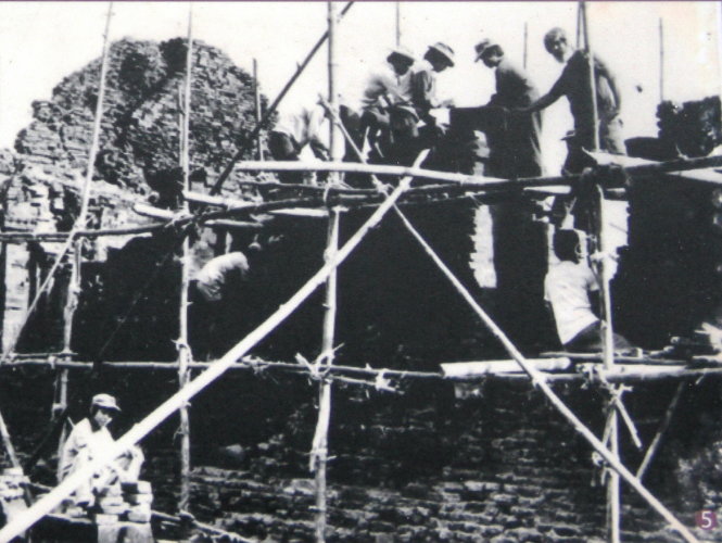 Kazik đứng trên giàn giáo (bìa phải) cùng công nhân Việt Nam trùng tu di tích Mỹ Sơn - Ảnh: Đoàn Cường chụp lại