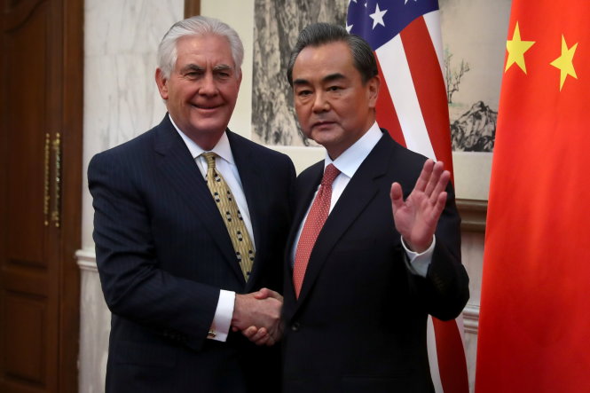 Ngoại trưởng Mỹ Rex Tillerson (trái) và Ngoại trưởng Trung Quốc Vương Nghị tại Bắc Kinh ngày 18-3 - Ảnh: Reuters