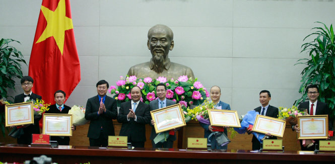 Thủ tướng Nguyễn Xuân Phúc tặng bằng khen cho các gương mặt trẻ Việt Nam tiêu biểu năm 2016 - Ảnh: NAM TRẦN