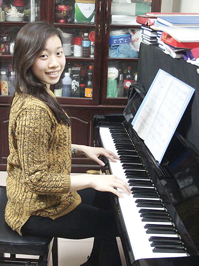Từng học piano, Hà Thanh có thể chơi được các bản nhạc đơn giản để thư giãn sau những giờ luyện tập căng thẳng - Ảnh: NVCC