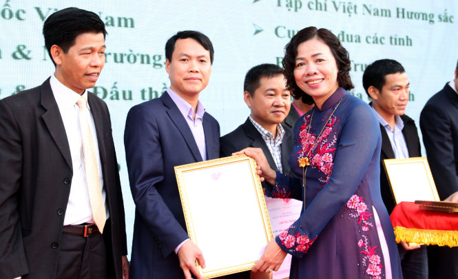 Bà Vũ Thị Mai, Thứ trưởng Bộ Tài chính trao giải B Gian trưng bày ấn tượng, đặc sắc cho đại diện các đơn bị đoạt giải - Ảnh: Phương Chinh