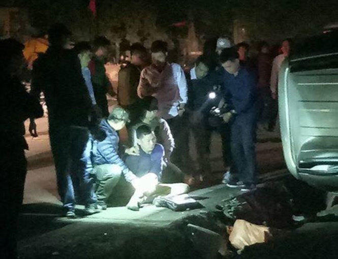 Lực lượng Công an nổ súng bắn thủng lốp xe và bắt giữ nghi phạm vận chuyển ma túy - ảnh: FB Hóng Hòa Bình