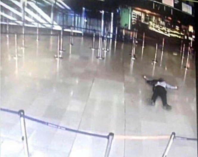 Hình ảnh do camera giám sát của sân bay Orly cho thấy Zyed Ben Belgacem bị bắn hạ - Ảnh: Reuters
