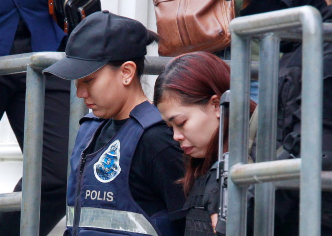 Bị cáo Siti Aisyah rời tòa án ở Sepang ngày 1-3 sau khi nghe cáo trạng cáo buộc cô phạm tôi giết người - Ảnh: Reuters