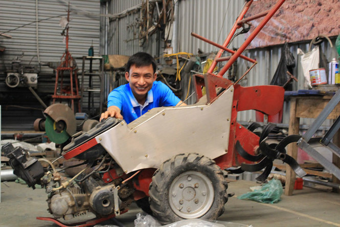 Suốt 12 năm nỗ lực mày mò, Tạ Đình Huy đã thành công trong việc chế tạo chiếc máy nông nghiệp đa năng - 15 chức năng - Ảnh: HÀ THANH