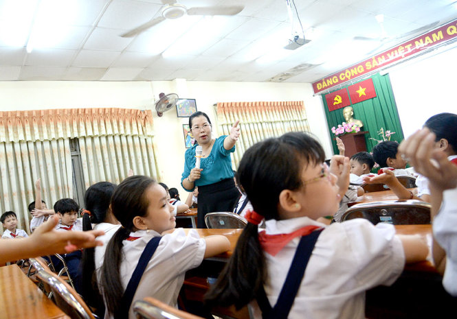 Cô Nguyễn Thu Hà hướng dẫn kỹ năng phòng chống xâm hại tình dục cho các em học sinh Trường tiểu học Phú Thọ Hòa (Q.Tân Bình, TP.HCM) - Ảnh: TỰ TRUNG