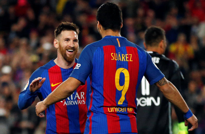 Messi và Suarez ăn mừng bàn thắng vào lưới Valencia. Ảnh: REUTERS