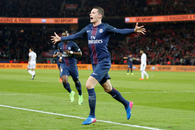Các cầu thủ PSG ăn mừng bàn thắng vào lưới Lyon. Ảnh: REUTERS