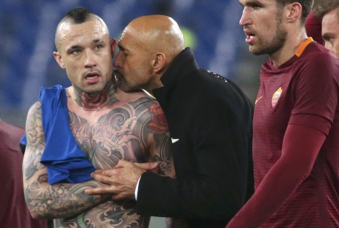 Niềm vui của các cầu thủ Roma sau chiến thắng trước Sassuolo. Ảnh: REUTERS