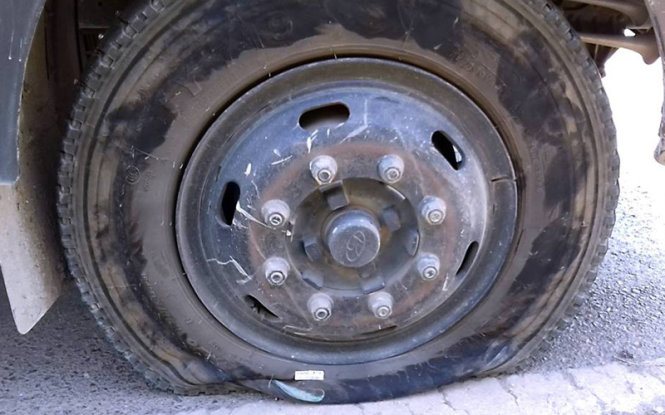 Lốp xe bị hỏng hoàn toàn  khi bị nhiều đinh vít loại lớn găm vào- Ảnh: Lương Tiến Quyết – Hội xe tải Tây Bắc