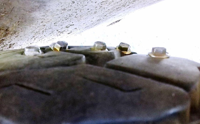 Lốp xe găm đầy đinh sau khi đi qua các tấm xốp - Ảnh: Lương Tiến Quyết – Hội xe tải Tây Bắc