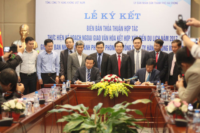 Lãnh đạo Sở Ngoại vụ TP Hải Phòng cùng đại diện Tổng công ty Hàng không Việt Nam ký kết biên bản hợp tác xúc tiến, quảng bá hình ảnh vào chiều 20-3 - Ảnh: TIẾN THẮNG