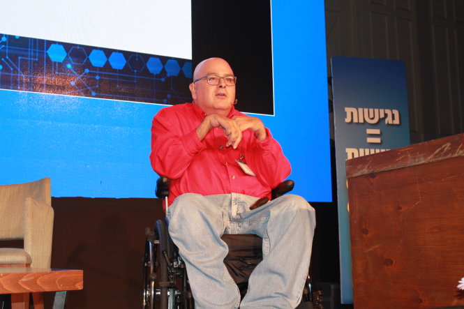 Ông Yuval Vagner, chủ tịch sáng lập Access Israel, đơn vị tổ chức hội thảo, thuyết trình về chủ đề “Vượt qua thách thức: Làm gì để người Israel dễ dàng tiếp cận công nghệ?” - Ảnh: N.HUY