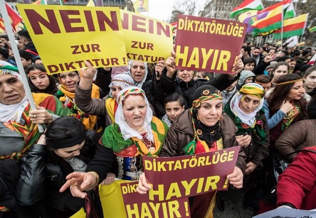 Khoảng 30.000 người Kurd đã tham gia biểu tình ở Frankfurt (Đức) với biểu ngữ 