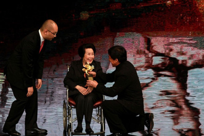 Năm 2015, tại LHP Kim Mã Đài Loan lần thứ 52, Thành Long đã lên sân khấu trao giải Thành tựu sự nghiệp cho Lý Lệ Hoa - Ảnh tư liệu On.cc