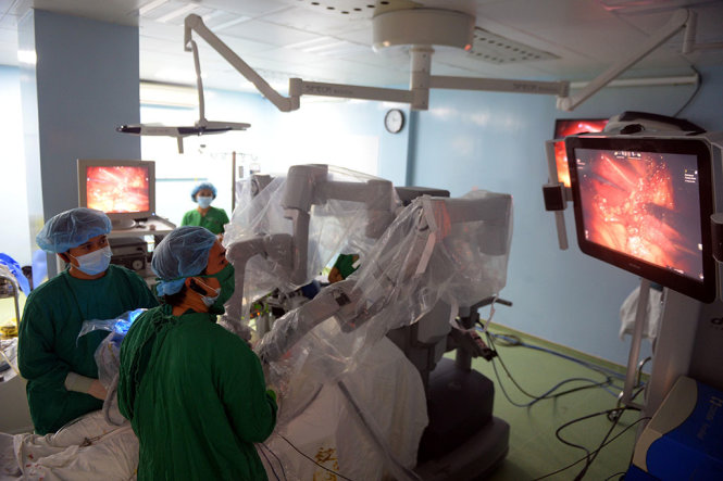 Bác sĩ tích cực tham gia ca phẫu thuật ung thư dạ dày bằng robot - Ảnh: HỮU KHOA