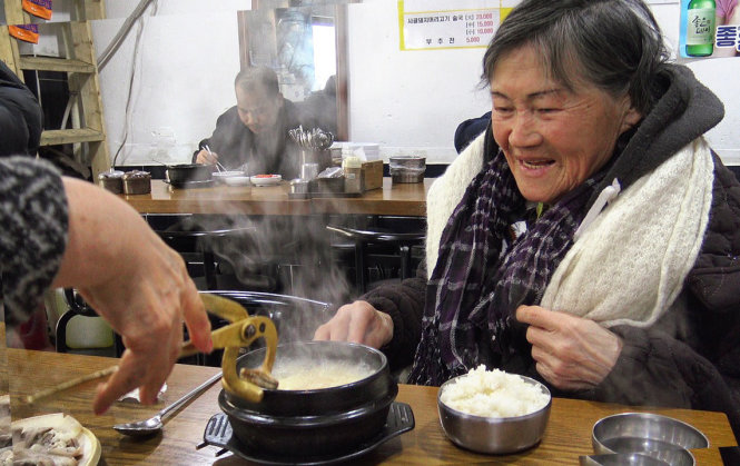 Bà Kim lượm ve chai được 10.000 won/ ngày cũng chỉ dám ăn bát cơm trắng với canh đạm bạc giá 2.000 won - Ảnh: CNA