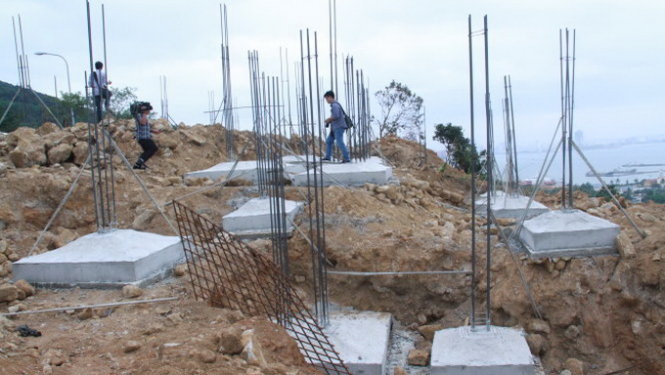 Nền móng xây trái phép tại dự án du lịch sinh thái Biển Tiên Sa - Ảnh: H.KHÁ