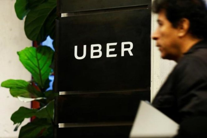 Một người đàn ông rời khỏi văn phòng Uber tại Queens, New York, Mỹ - Ảnh: Reuters