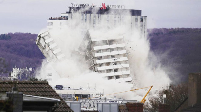 Giây phút tòa nhà bị kéo sập - Ảnh: RT/Instagram