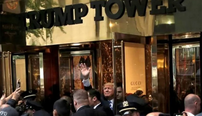 Ông Donald Trump vẫy tay tại Trump Tower - Ảnh: Reuters