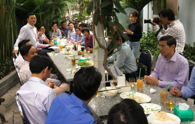 Sáng 21-3, nhiều phóng viên báo chí và người dân tại TP.HCM đã có buổi “cà phê sáng” với lãnh đạo Sở GTVT thành phố - Ảnh: Chế Thân