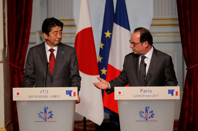 Tổng thống Pháp Francois Hollande và thủ tướng Nhật Shinzo Abe trong buổi ra tuyên bố chung sau cuộc gặp giữa hai nhà lãnh đạo tại Điện Elysee ở Paris, Pháp ngày 20-3-2017 - Ảnh: Reuters