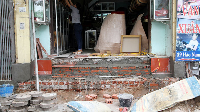 Hộ kinh doanh trên phố Hào Nam (Đống Đa) phải làm lại cả cửa nhà vì khi xây lại bậc tam cấp mới phải lấn vào nhà khá nhiều