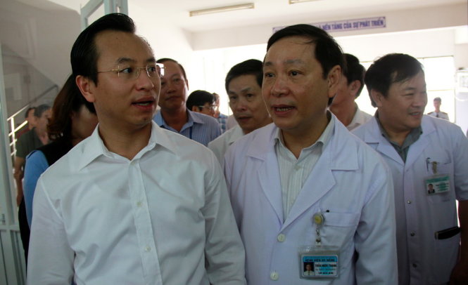 Ảnh 2: Ông Xuân Anh thị sát tại Khoa nội hô hấp (Bệnh viện Đà Nẵng) sau khi có phản ánh của người dân trên Facebook.Ảnh: Đoàn Cường